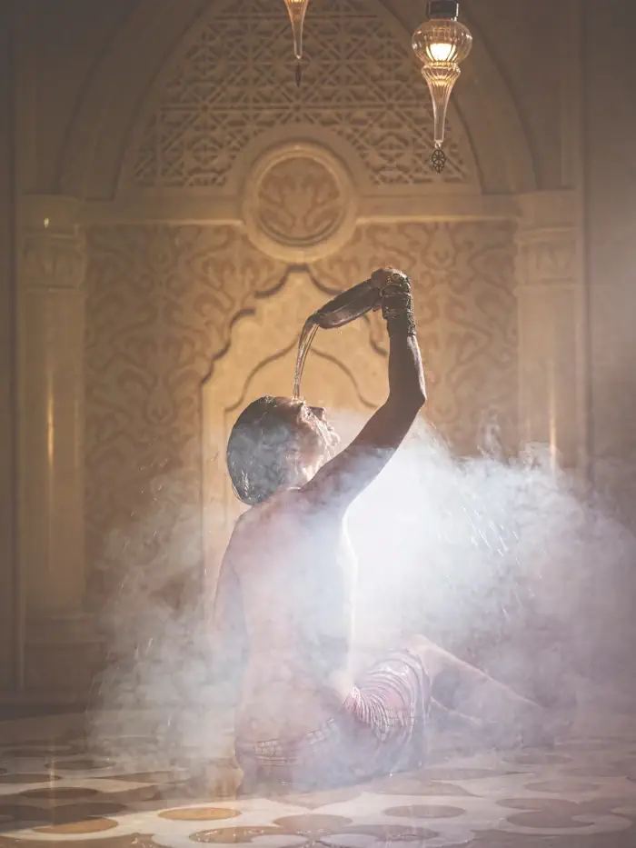 Femme se lavant dans le hammam