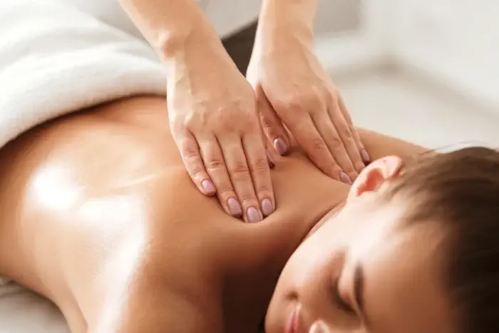 Femme se détendant lors d'un massage